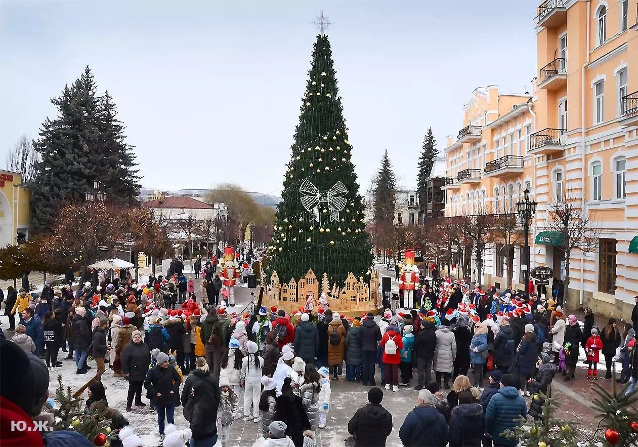 Новогодний Чебурашка и фигуристы на льду феерично откроют новогодний сезон в Кисловодске..